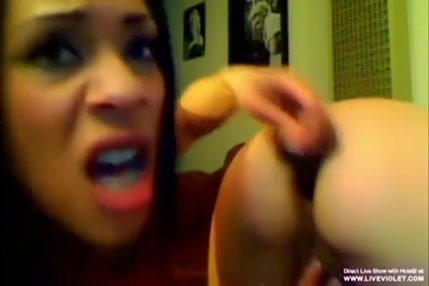 Une brune cochonne baise sa jeune fille sexy