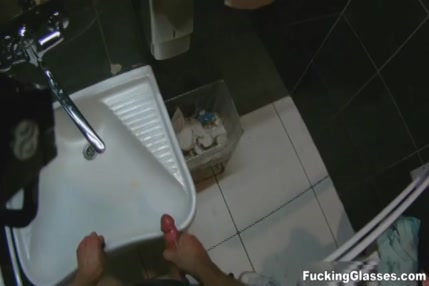 Sucer ma bite dans des toilettes publiques et baiser mon voisin
