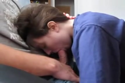 Adolescente brune mignonne avec des petits seins donne une pipe négligée