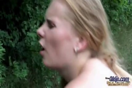 La pute à gros seins dune mamie sest fait baiser par un vieux monsieur à côté des bois