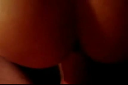 Une grosse bite blanche me baise fort et rapidement
