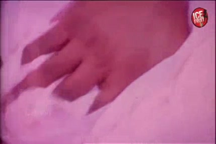 Une milf sexy séduit fil avec son cul serré et ses gros seins