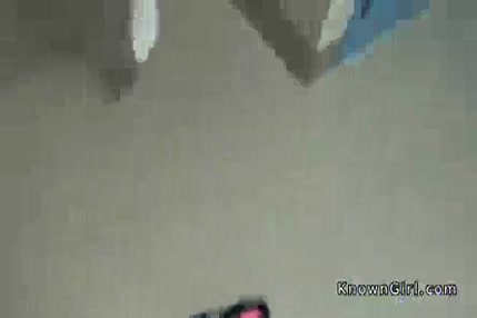 Une fille mignonne avec une chatte poilue gicle sur les toilettes
