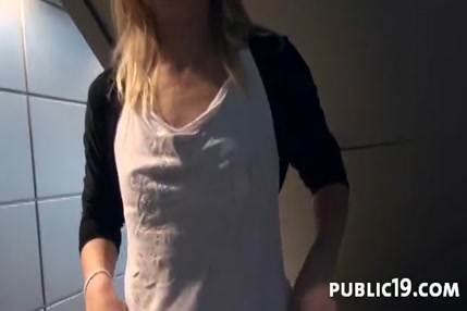 Jeune fille amateur avec des seins percés se fait baiser