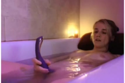 Jeune et en forme adolescente blonde a une baise sauvage avec gode