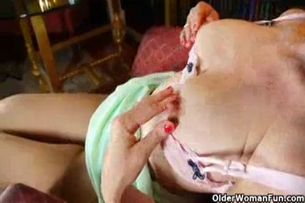 Une fille amatrice se masturbe avec laide de sa mère