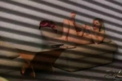 Une fille coquine se masturbe dans le salon