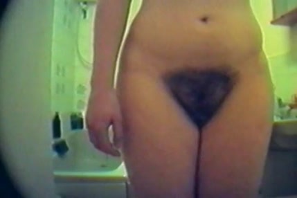 Une fille aux gros seins et à la chatte touffue se fait attraper deux fois par les flics alors quelle fume du crack au coin de la rue, puis elle essaie de senfuir mais ses nichons tombent de sa chemise
